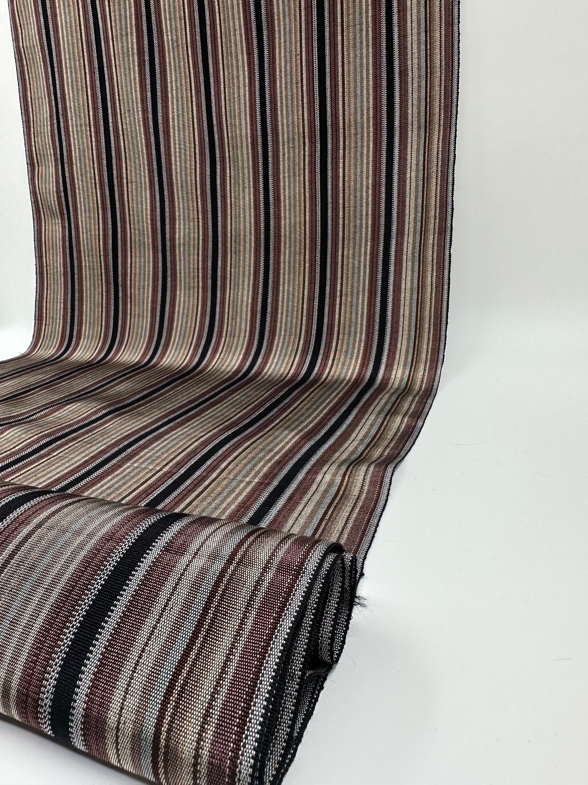 Rembourrage luxueux en soie rayé bleu bordeaux pour tête de lit ottoman, tissus d'intérieur pour textiles de maison : housses d'oreiller, motifs inspirés du kimono, motifs en filigrane.