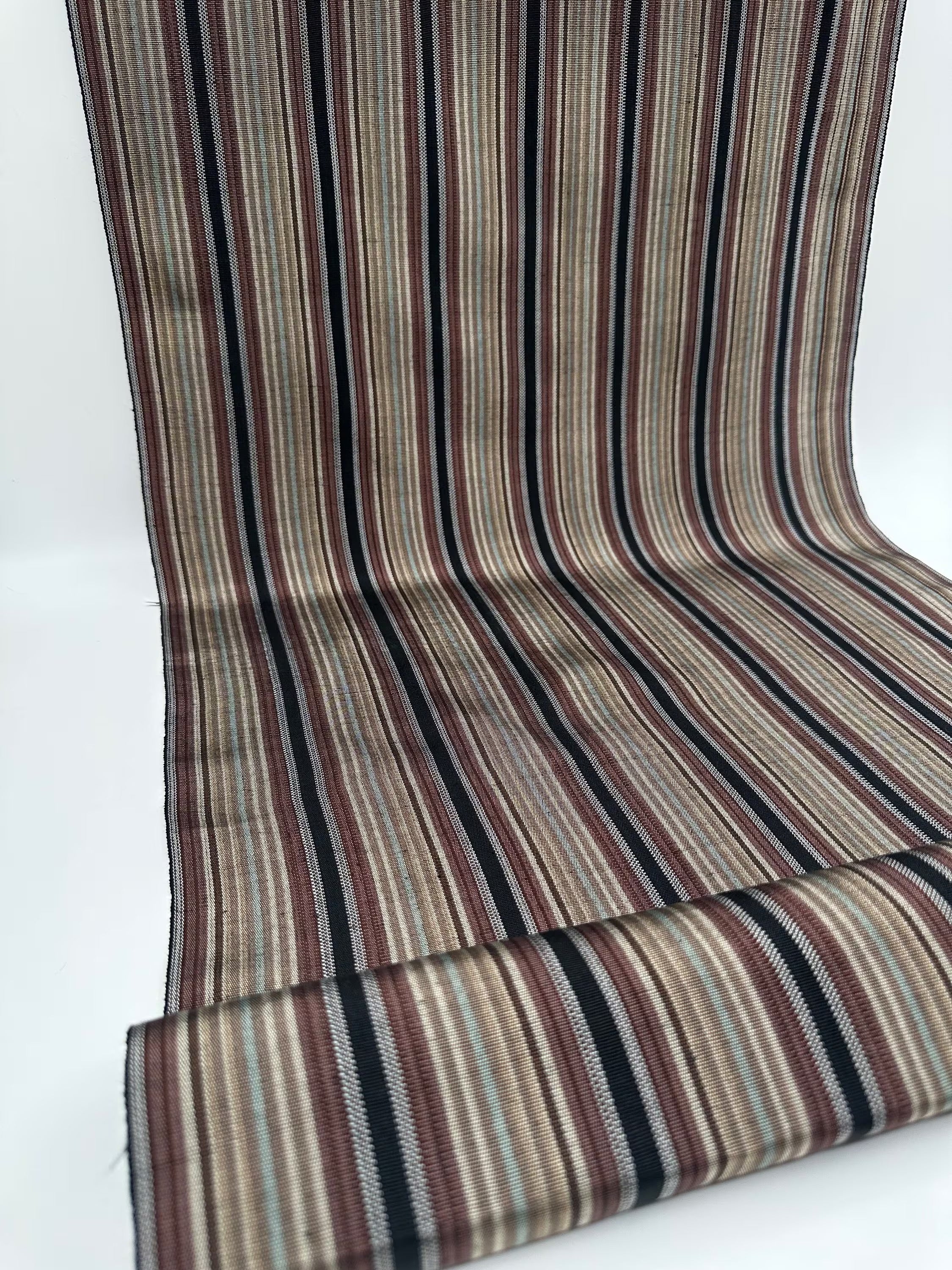 Rembourrage luxueux en soie rayé bleu bordeaux pour tête de lit ottoman, tissus d'intérieur pour textiles de maison : housses d'oreiller, motifs inspirés du kimono, motifs en filigrane.