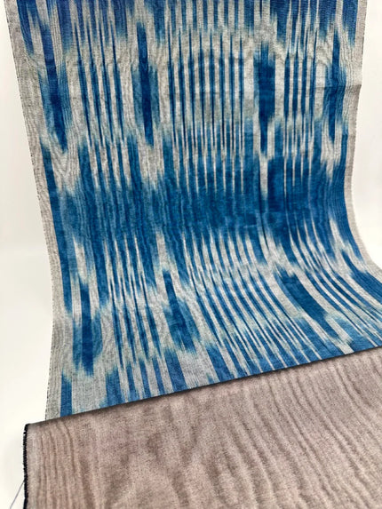 Rembourrage luxueux en soie à rayures Ikat bleues pour tête de lit ottoman, tissus d'intérieur pour textiles de maison : housses d'oreiller, motifs inspirés du kimono, motifs en filigrane.
