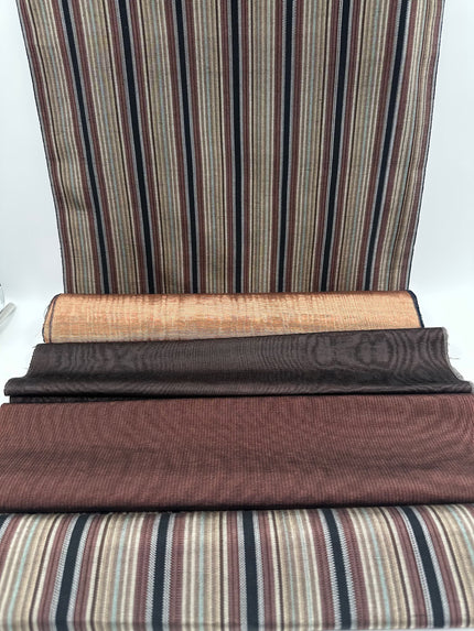 Rembourrage luxueux en soie rayé bleu bordeaux pour tête de lit ottoman, tissus d'intérieur pour textiles de maison : housses d'oreiller, motifs inspirés du kimono, motifs en filigrane.