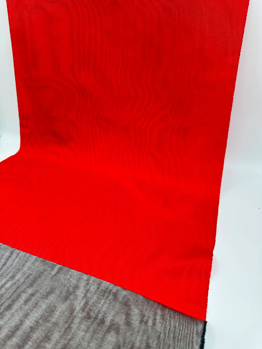 Tapisserie d'ameublement luxueuse en soie rouge pour tête de lit ottomane, tissus d'intérieur pour textiles de maison : housses d'oreiller, motifs inspirés du kimono, motifs en filigrane.