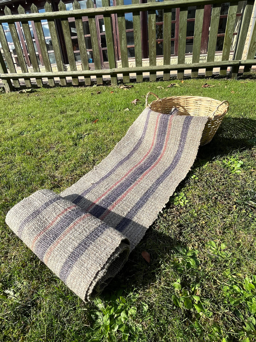 Lin rustique à coutil étroit avec rayures blanches bleu indigo, décor de ferme en lin vintage, tissu antique des années 60.