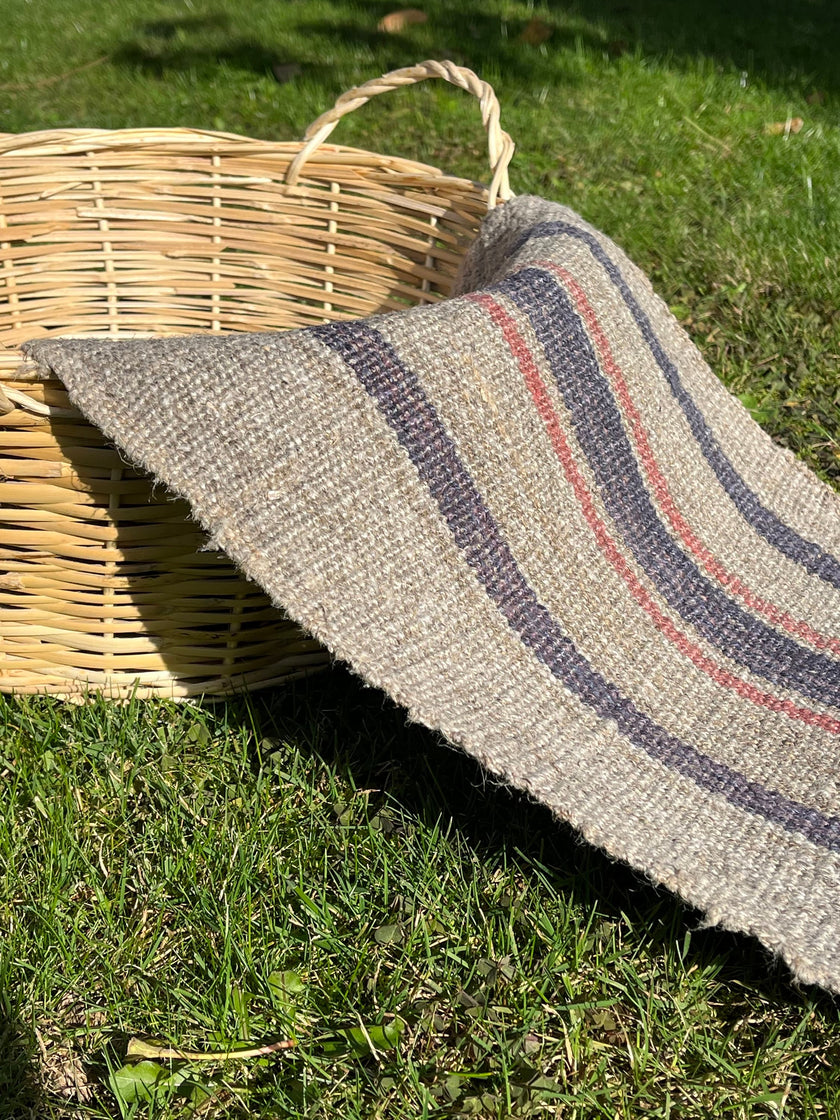 Lin rustique à coutil étroit avec rayures blanches bleu indigo, décor de ferme en lin vintage, tissu antique des années 60.
