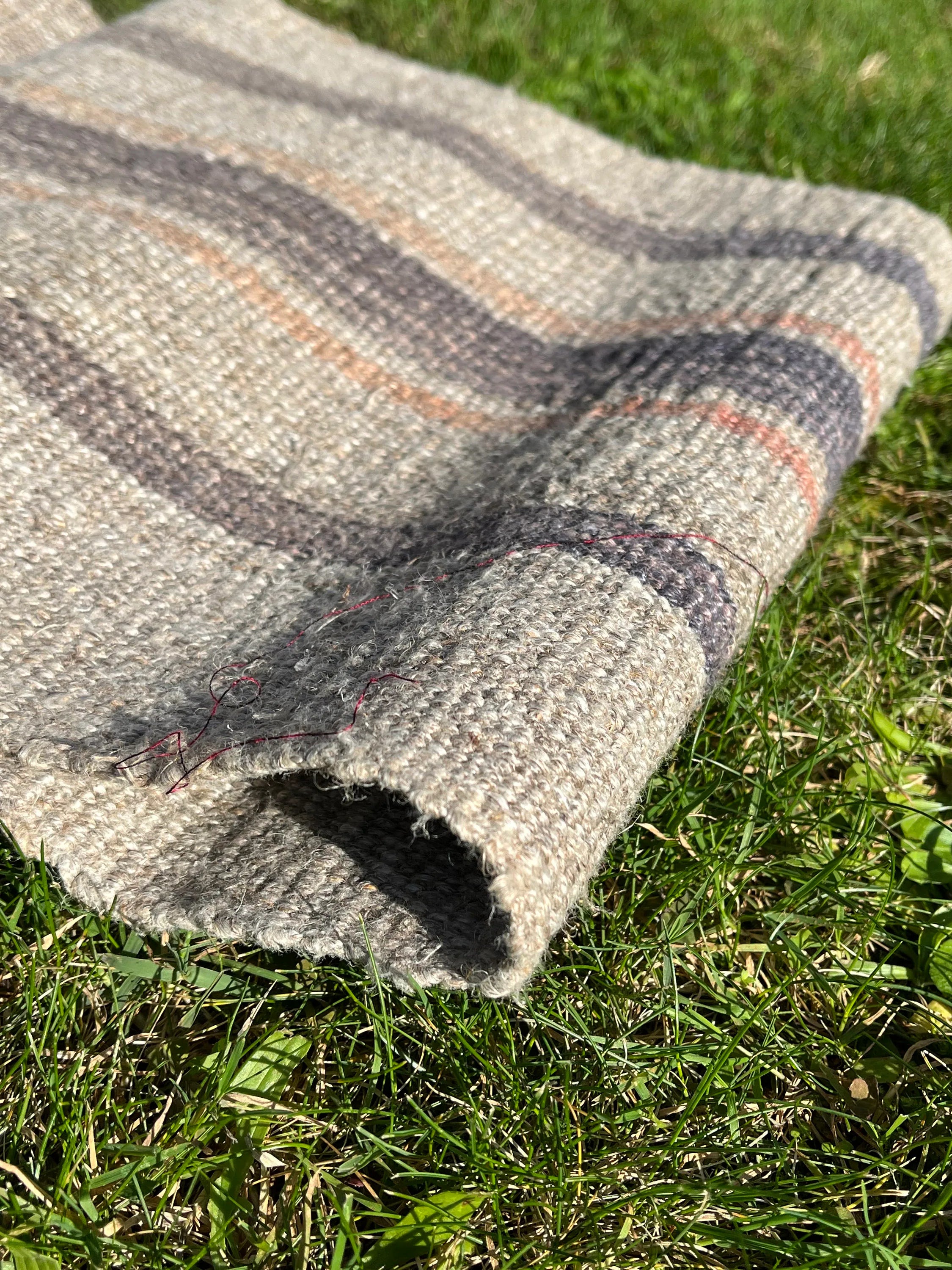 Lin rustique à coutil étroit avec rayures blanches bleu indigo, décor de ferme en lin vintage, tissu antique des années 60.