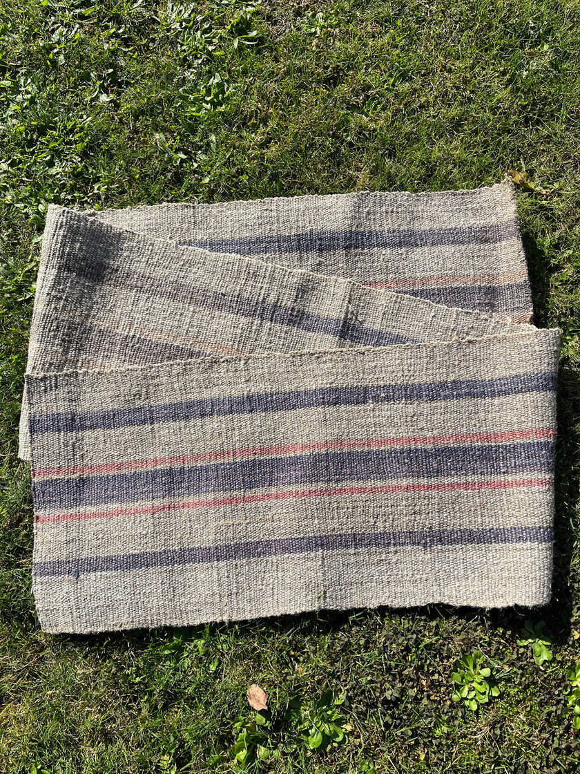 Lin rustique à coutil étroit avec rayures blanches bleu indigo, décor de ferme en lin vintage, tissu antique des années 60.