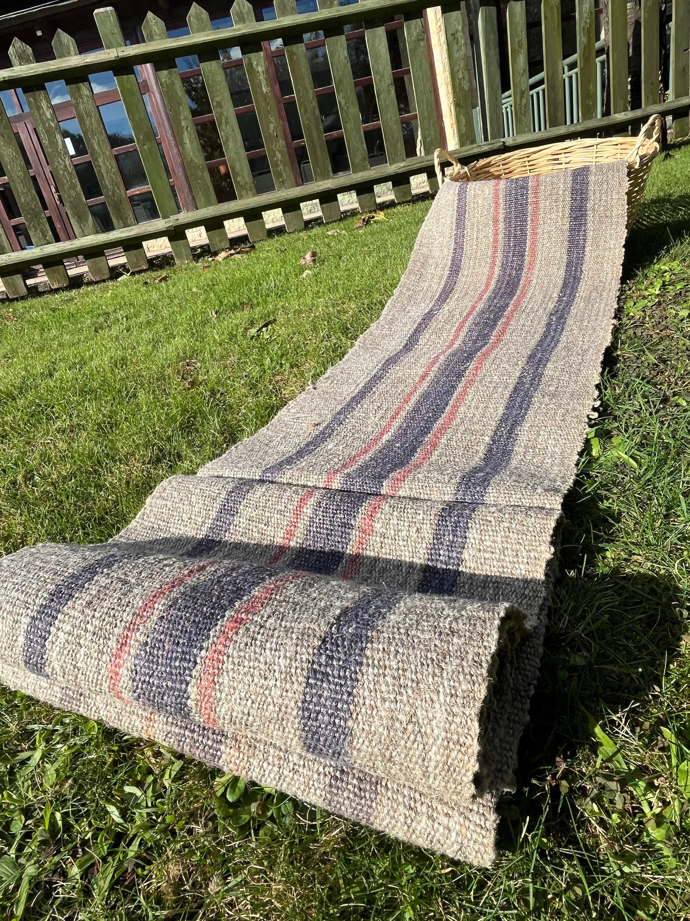 Lin rustique à coutil étroit avec rayures blanches bleu indigo, décor de ferme en lin vintage, tissu antique des années 60.