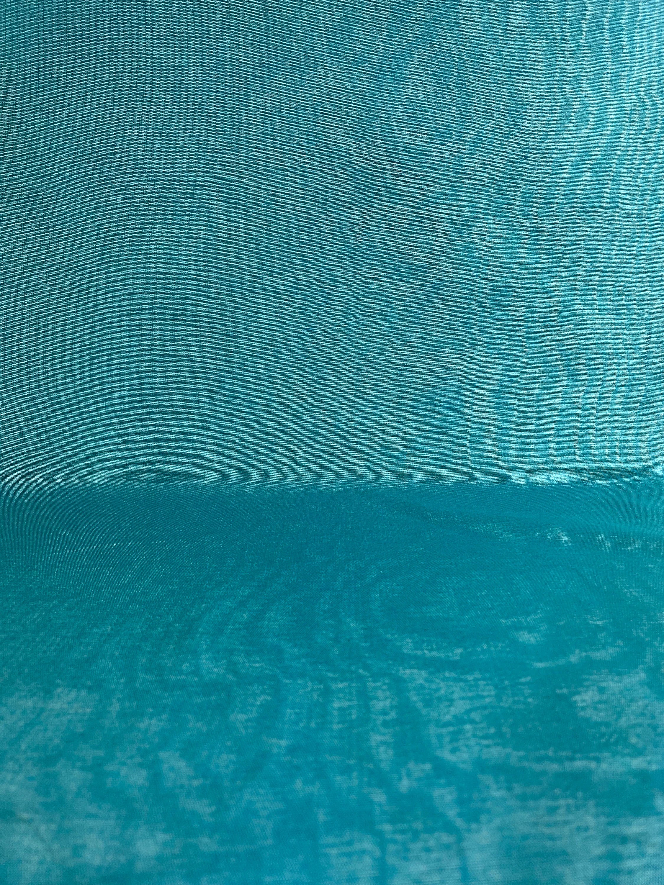 Tissu de soie bleu turquoise, soie par cour. Conception de filigrane, soie Shantung, tissu de soie moiré large, ruban de soie large et épais, tissu d'ameublement en soie.