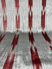 Rembourrage luxueux en soie à rayures rouges Ikat Siver pour tête de lit ottoman, tissus d'intérieur pour textiles de maison : housses d'oreiller, motifs inspirés du kimono, motifs en filigrane.