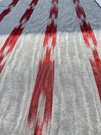 Rembourrage luxueux en soie à rayures rouges Ikat Siver pour tête de lit ottoman, tissus d'intérieur pour textiles de maison : housses d'oreiller, motifs inspirés du kimono, motifs en filigrane.