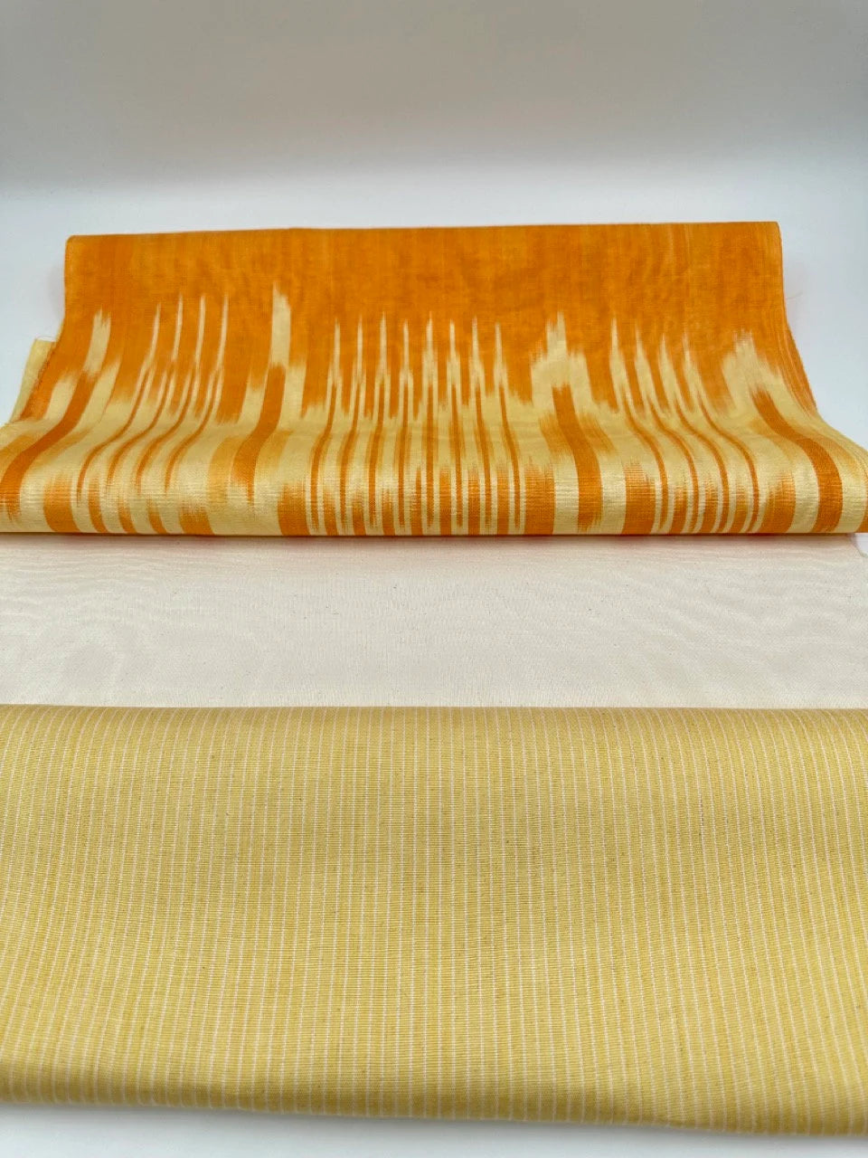 Rembourrage luxueux en soie à rayures jaunes pour tête de lit ottoman, tissus d'intérieur pour textiles de maison : housses d'oreiller, motifs inspirés du kimono, motifs en filigrane.