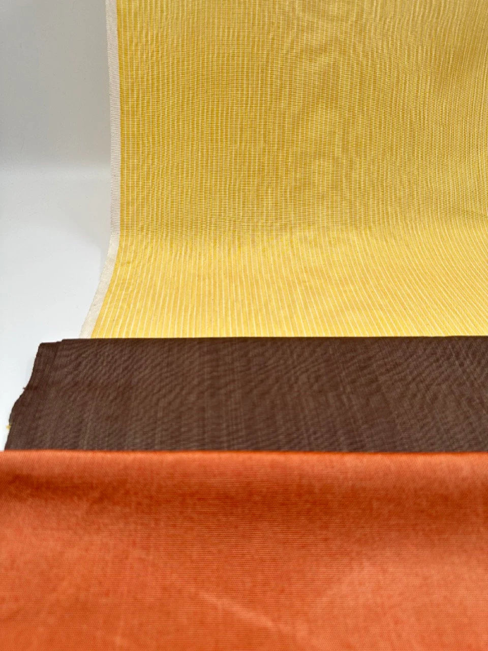 Rembourrage luxueux en soie à rayures jaunes pour tête de lit ottoman, tissus d'intérieur pour textiles de maison : housses d'oreiller, motifs inspirés du kimono, motifs en filigrane.