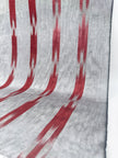 Rembourrage luxueux en soie à rayures rouges Ikat Siver pour tête de lit ottoman, tissus d'intérieur pour textiles de maison : housses d'oreiller, motifs inspirés du kimono, motifs en filigrane.