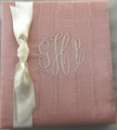 Rembourrage luxueux en soie rose pastel pour tête de lit ottoman, tissus d'intérieur pour textiles de maison : housses d'oreiller, motifs inspirés du kimono, motifs en filigrane.